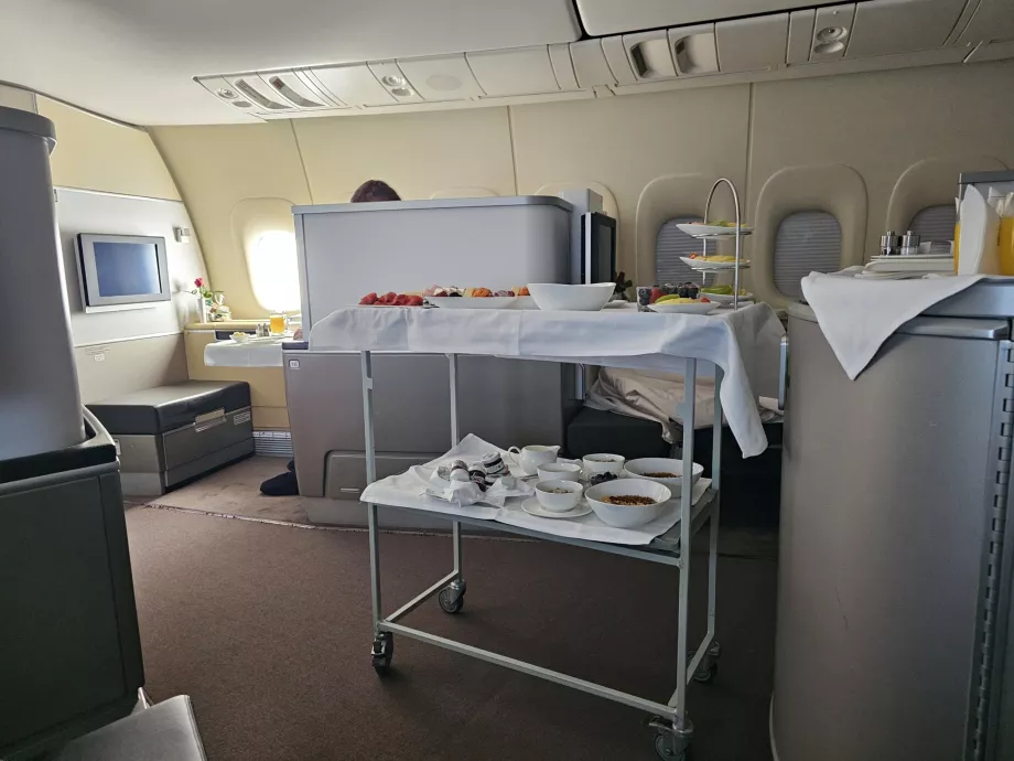 Frokostbordet og serveringen som foregår rett ved siden av plassen min