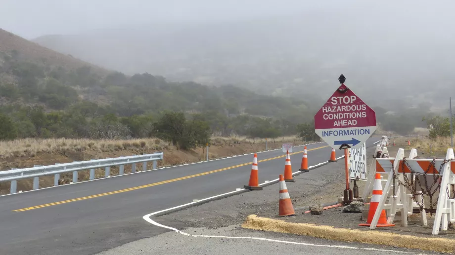 Informasjonsskilt ved begynnelsen av Mauna Kea Road