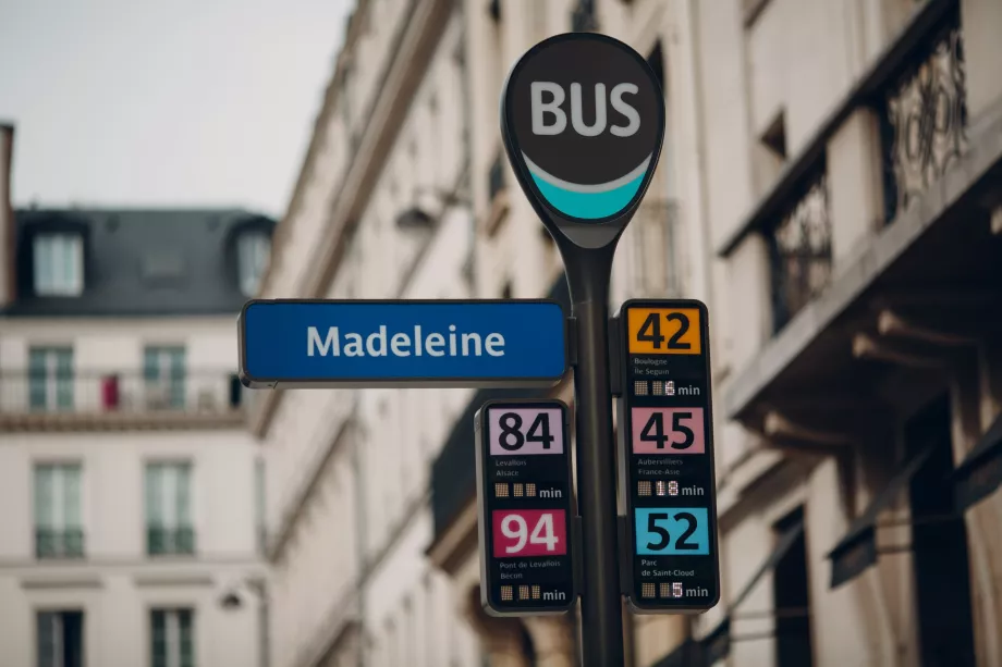 Bussholdeplass i Paris