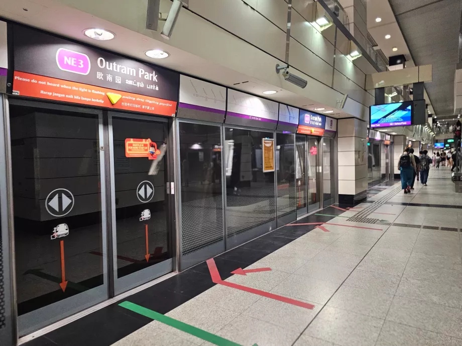 Plattformen på metrostasjonen