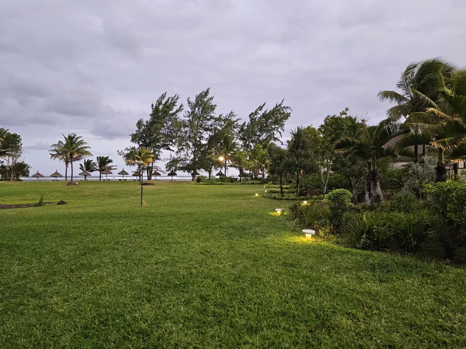 Parker mellom rommene og stranden