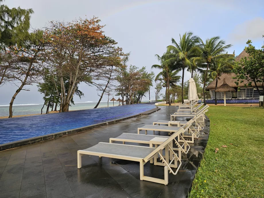 Solsenger ved bassenget