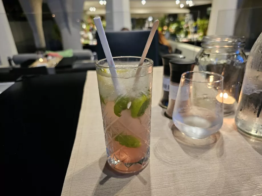 Cocktail med hibiskus