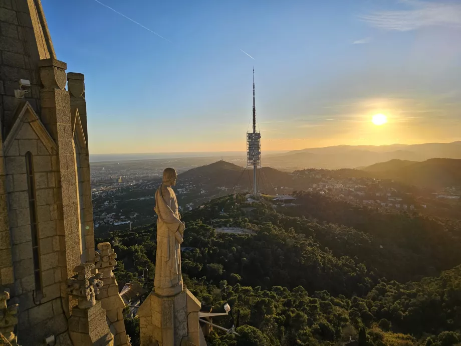 Utsikt fra terrassen på Tibidabo-tempelet