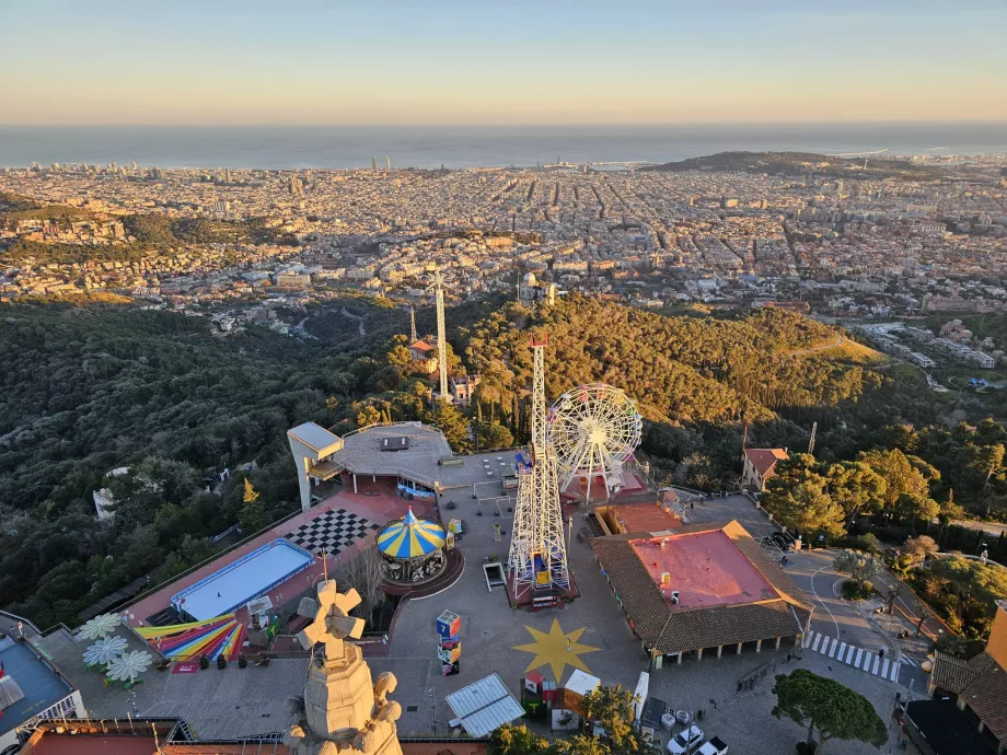 Utsikt fra terrassen på Tibidabo-tempelet