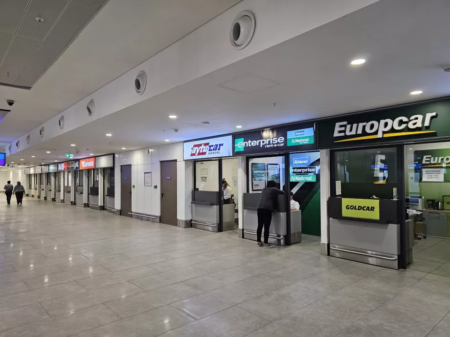 Skranker for bilutleie i Terminal 2