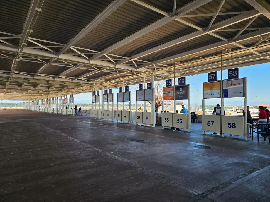 Turoperatørenes stand foran Terminal 2