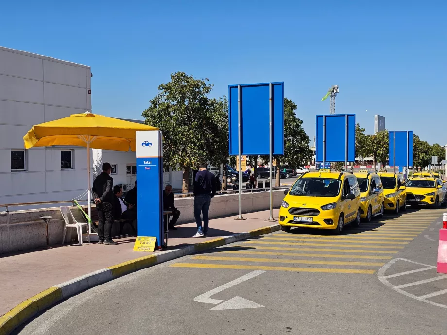 Drosjeholdeplass foran Terminal 2