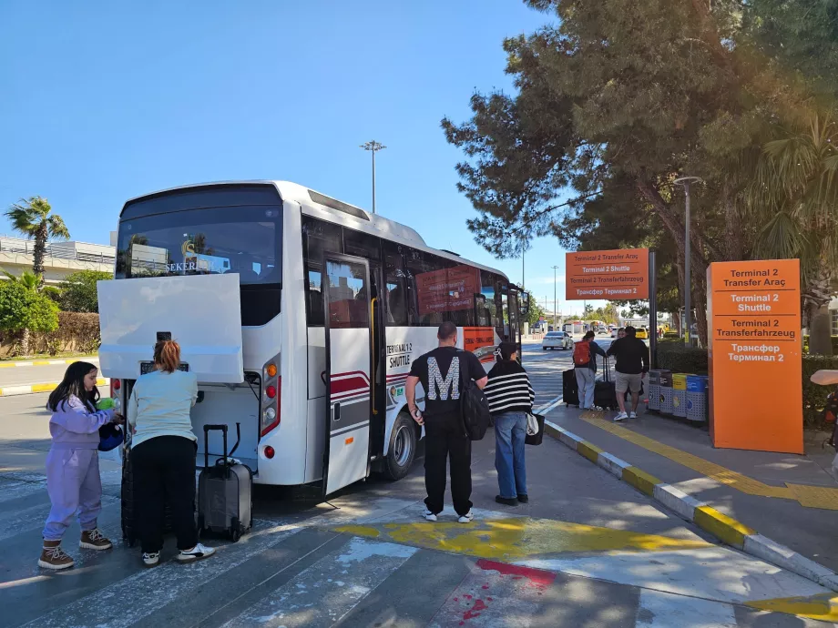 Shuttlebussholdeplass mellom terminalene foran Terminal 1