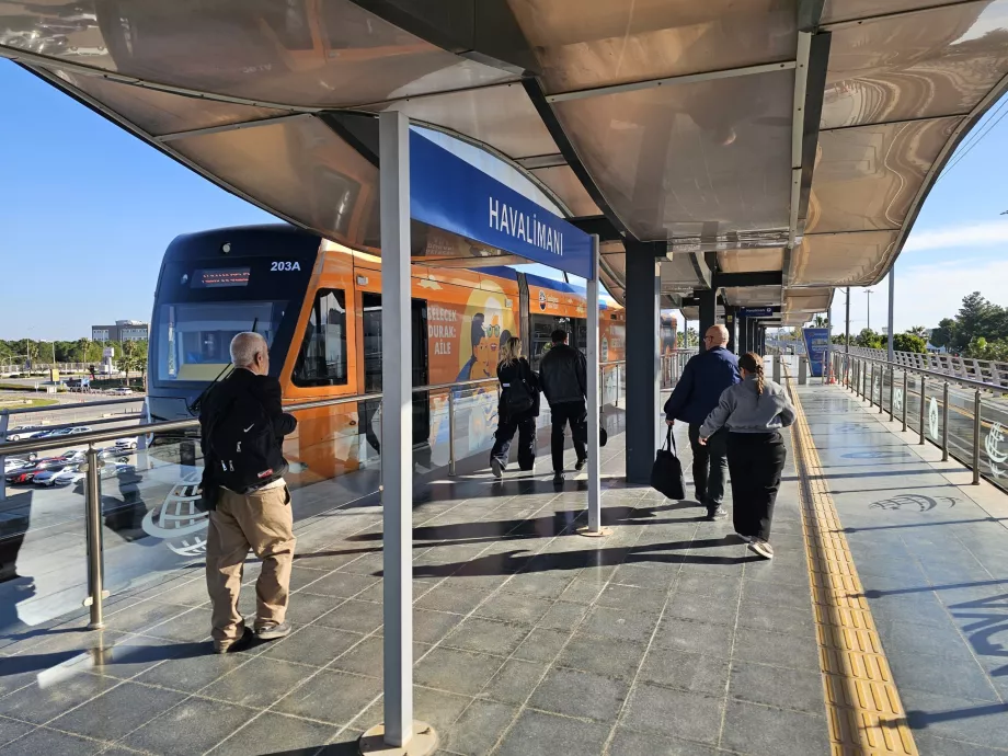 Trikkeholdeplass foran Terminal 1