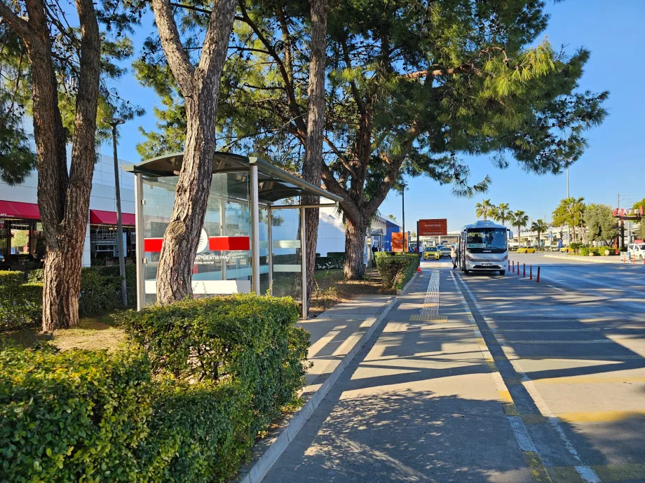 Bybussholdeplass foran Terminal 1