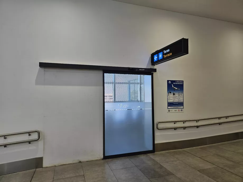 Røyketerrasse etter sikkerhetskontroll