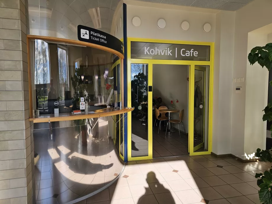 En kafé i terminalens fellesområde
