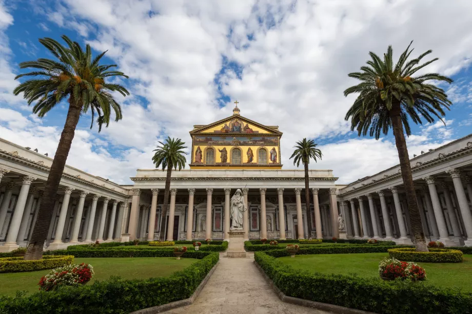 Basilikaen bak slottet