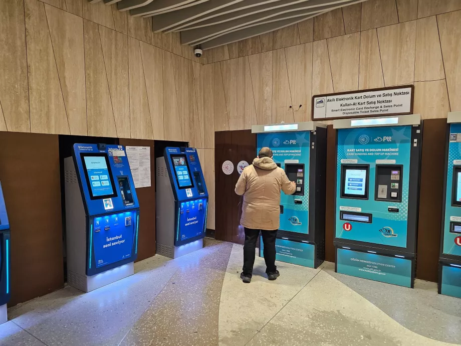 Blå automater til venstre - Istanbulkart; blå automater til høyre - PTT-kort