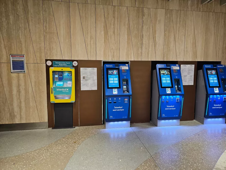 Blå maskiner - Istanbulkart, gul-turkis for Istanbul City Card