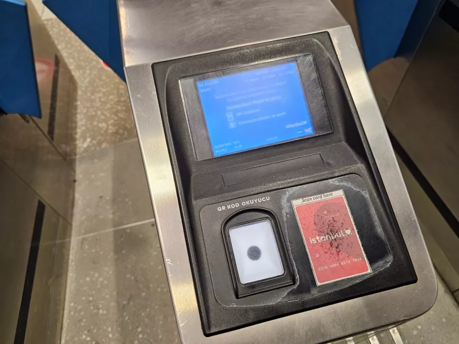 Turnstile ved inngangen til T-banestasjonen