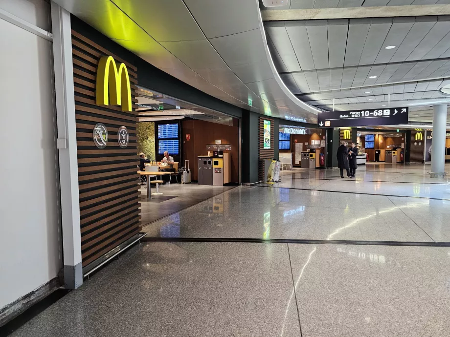 McDonald's, Terminal 1, offentlig område