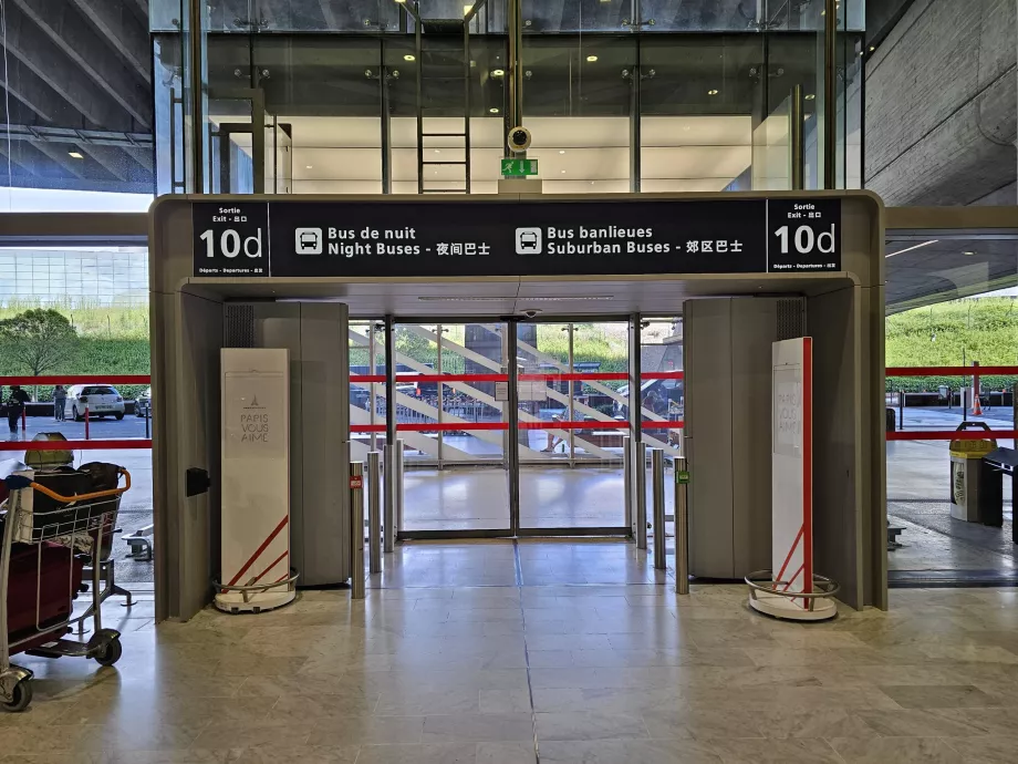 Utgang til buss nummer 350, avgangsetasjen, Terminal 1