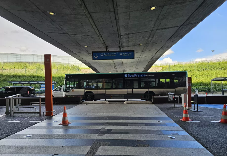 Buss nummer 350 foran Terminal 1
