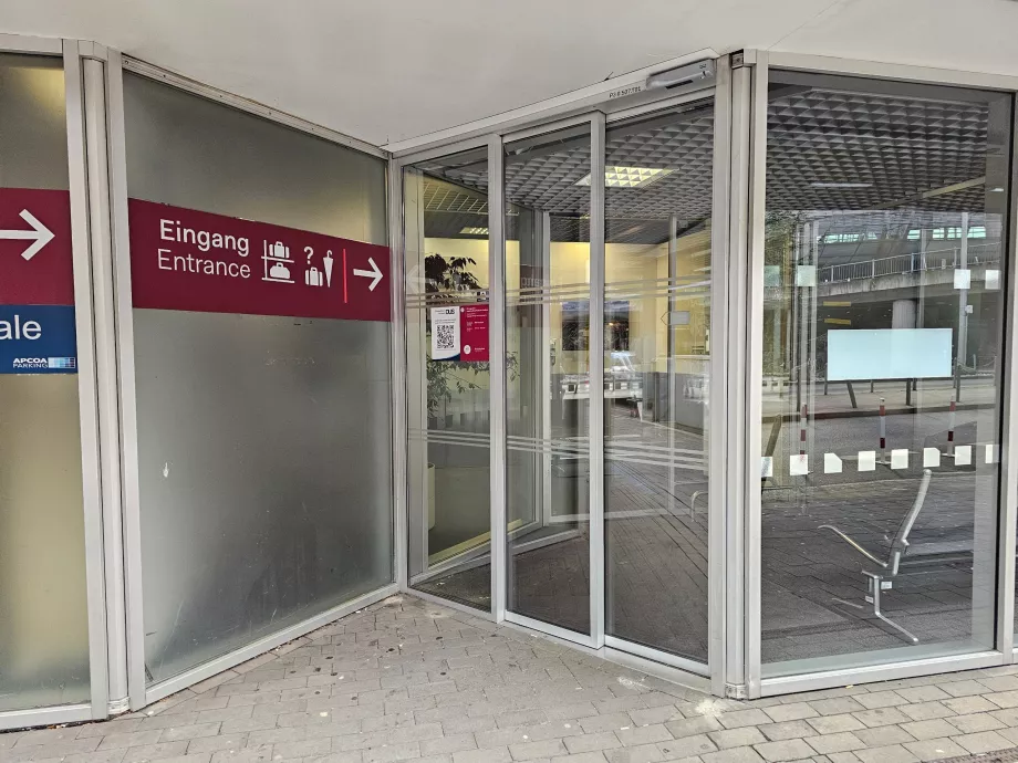 Bagasjeoppbevaring i garasjen overfor terminalen