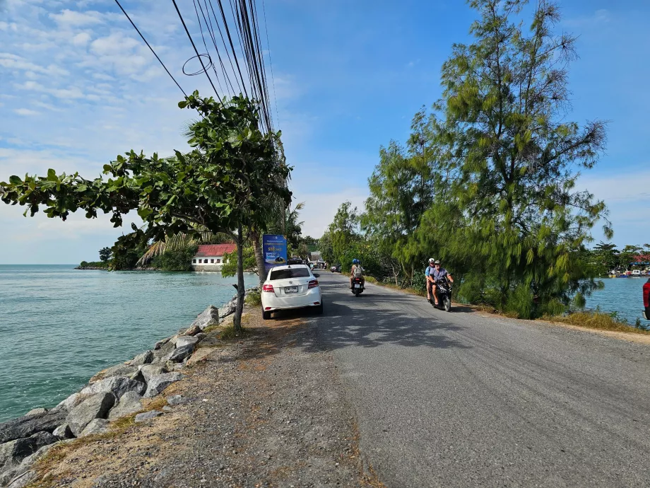 Veien til Wat Phra Yai og parkering
