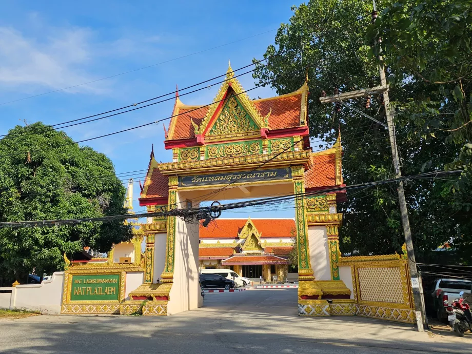 Wat Plai Laem, hovedinngangen