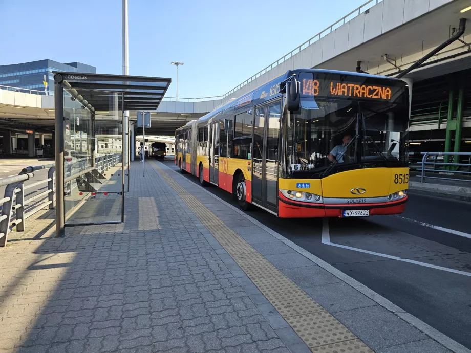 Buss nr. 148 foran ankomsthallen