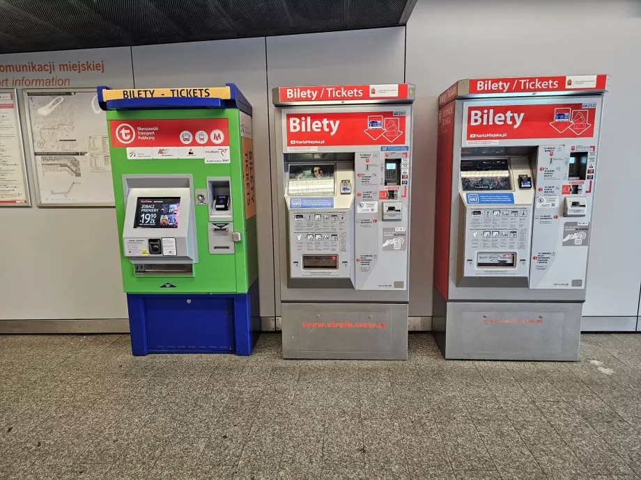 Billettmaskiner på togstasjonen (til venstre for RL-linjen, til høyre for S-SKM-linjene)