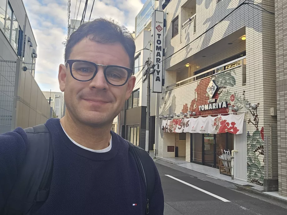 Jeg foran Tomariya Hotel