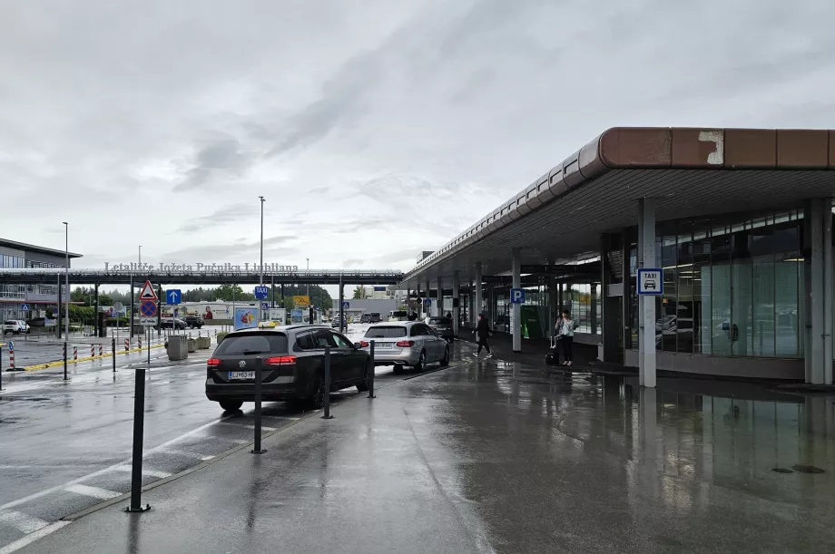 Drosjeholdeplass foran ankomsthallen