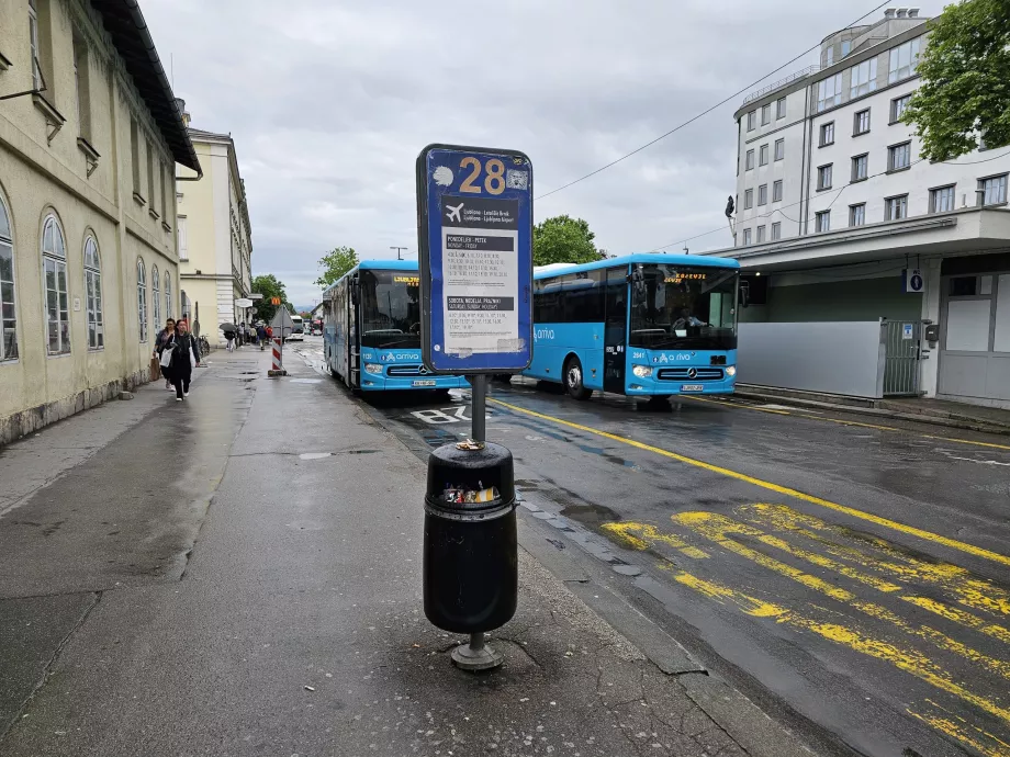 Bussholdeplass på flyplassen nær sentralbanestasjonen