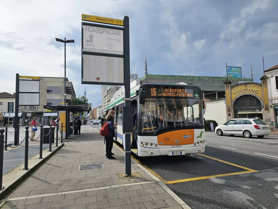 Bussholdeplass 15 til flyplassen foran Mestre stasjon