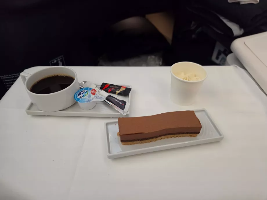 Lunsj: en sjokoladedessert og en kaffe