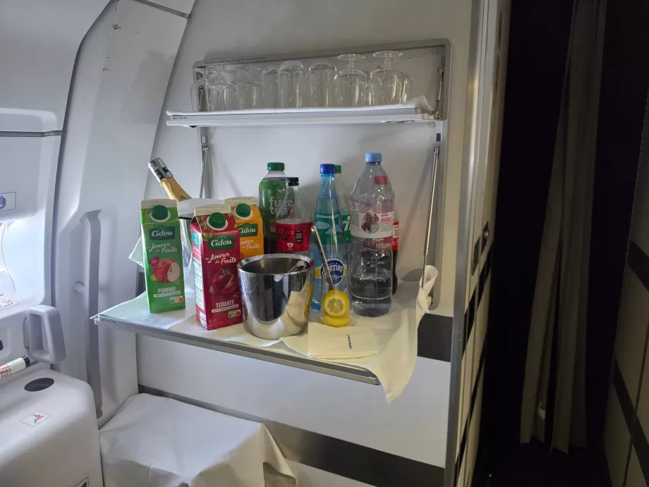 Drikkevarer tilgjengelig i kabinen under flyreisen