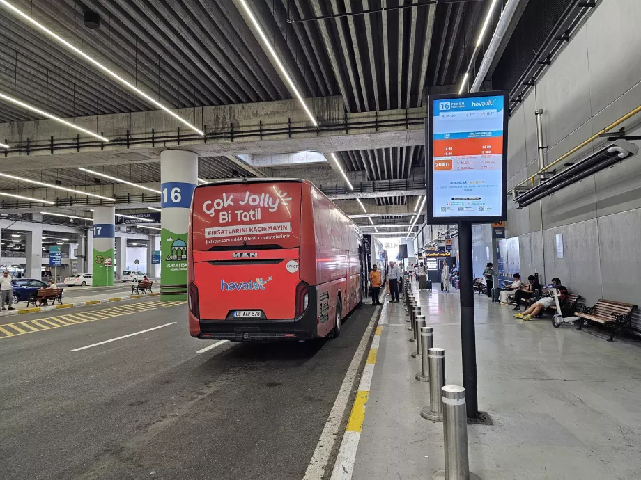 Bussholdeplass ved flyplassen - linje i retning Taksim (sentrum)