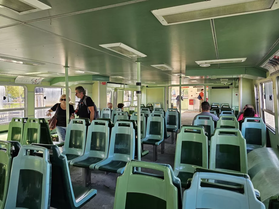 Interiøret i vaporettoen