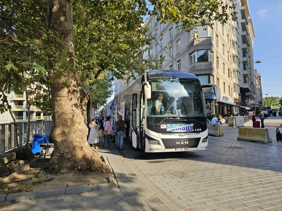 Havabus i retning Sabiha Gokcen lufthavn til Taksim-plassen