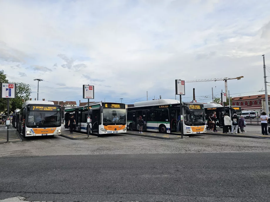 Bussholdeplasser i Piazzale Roma