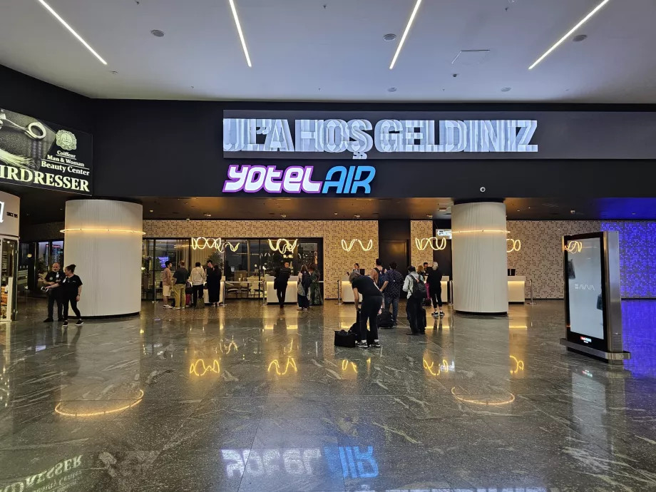 Yotelair, inngang fra flysiden