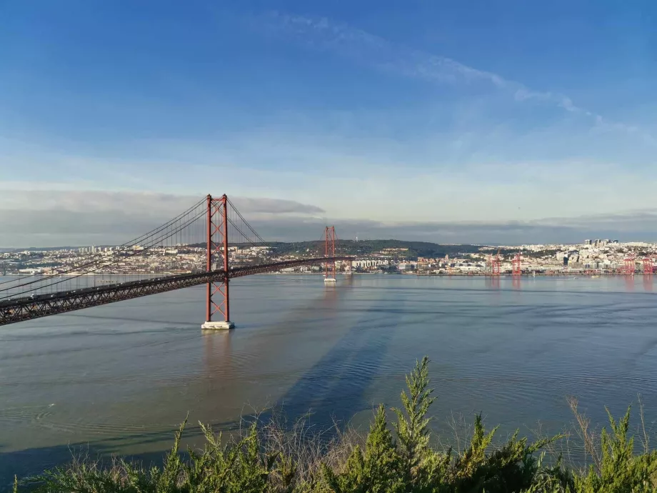 Og slik kan du beundre den og resten av Lisboa fra Kristusstatuen