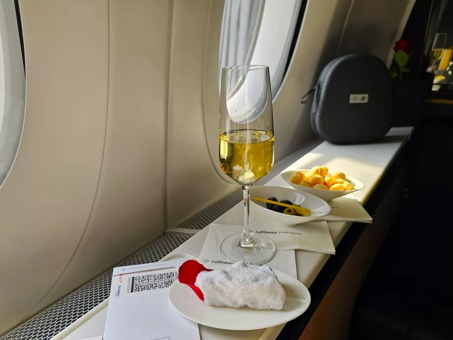 Velkomstdrink, macadamianøtter og oliven