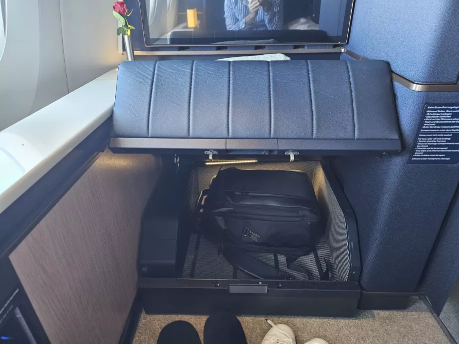 Oppbevaringsplass i fotstøtten