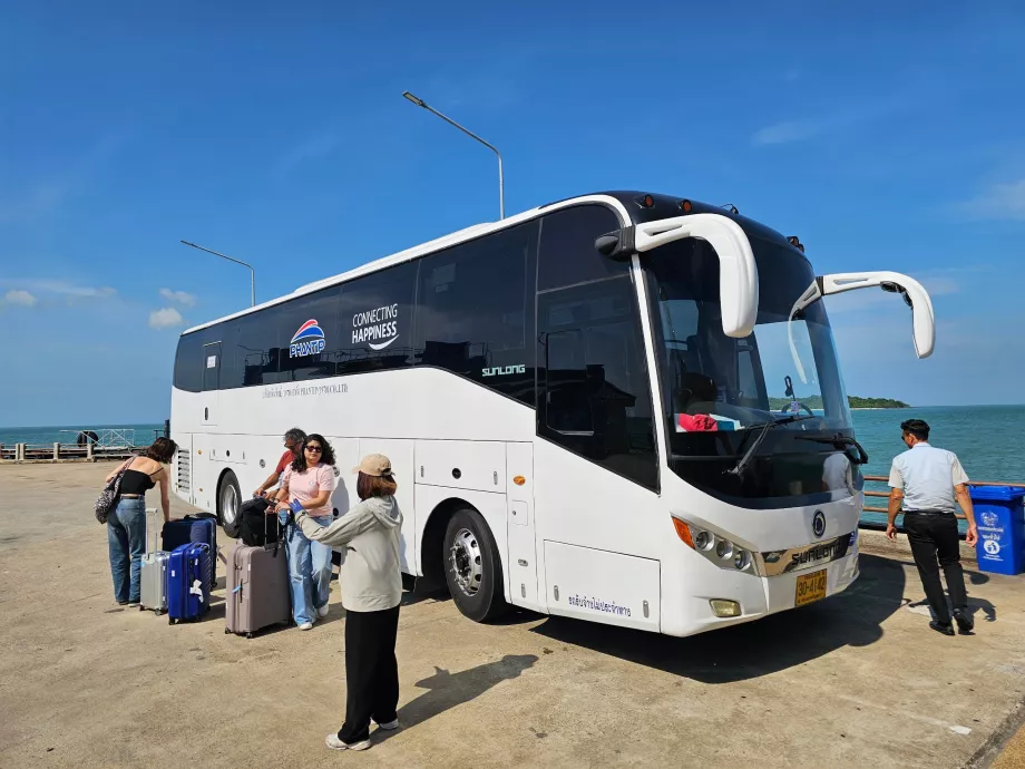 Buss fra Surat Thani lufthavn til Donsak havn