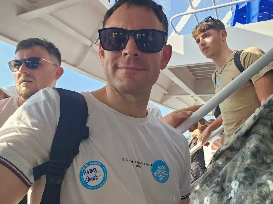 Klistremerker på T-skjorte