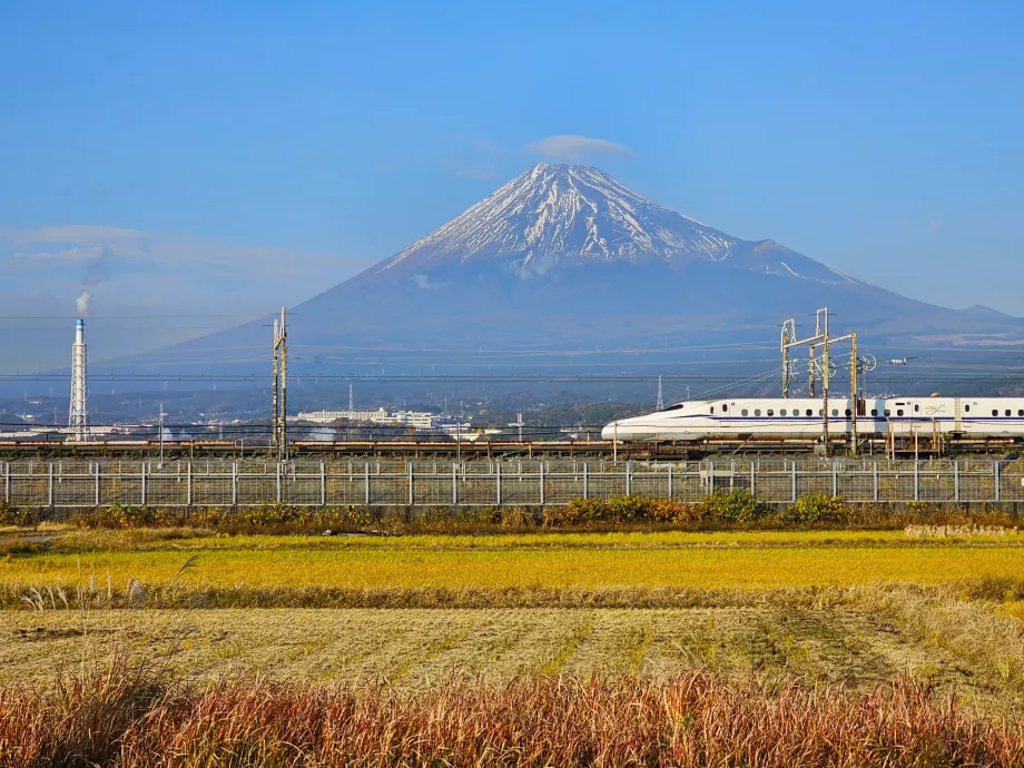 Shinkansen med Fuji-fjellet i bakgrunnen