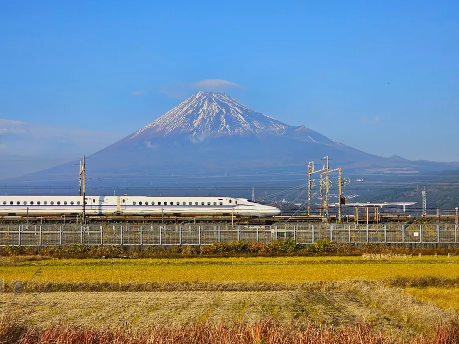 Shinkansen med Fuji-fjellet i bakgrunnen