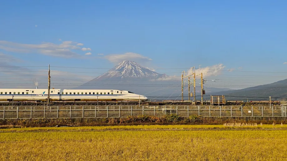 Shinkansen med Fuji-fjellet i bakgrunnen