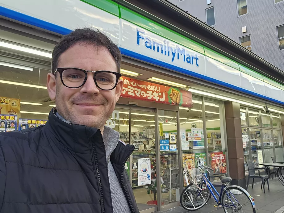 Jeg foran Family Mart