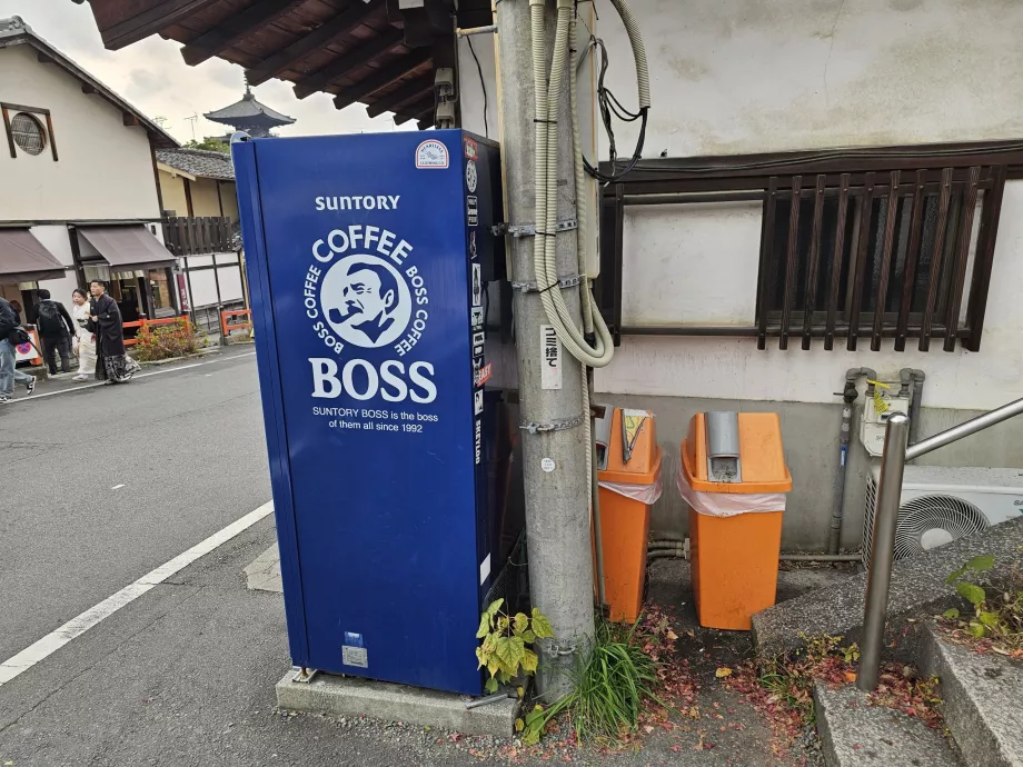 Beholder for plastflasker ved drikkevaredispenseren